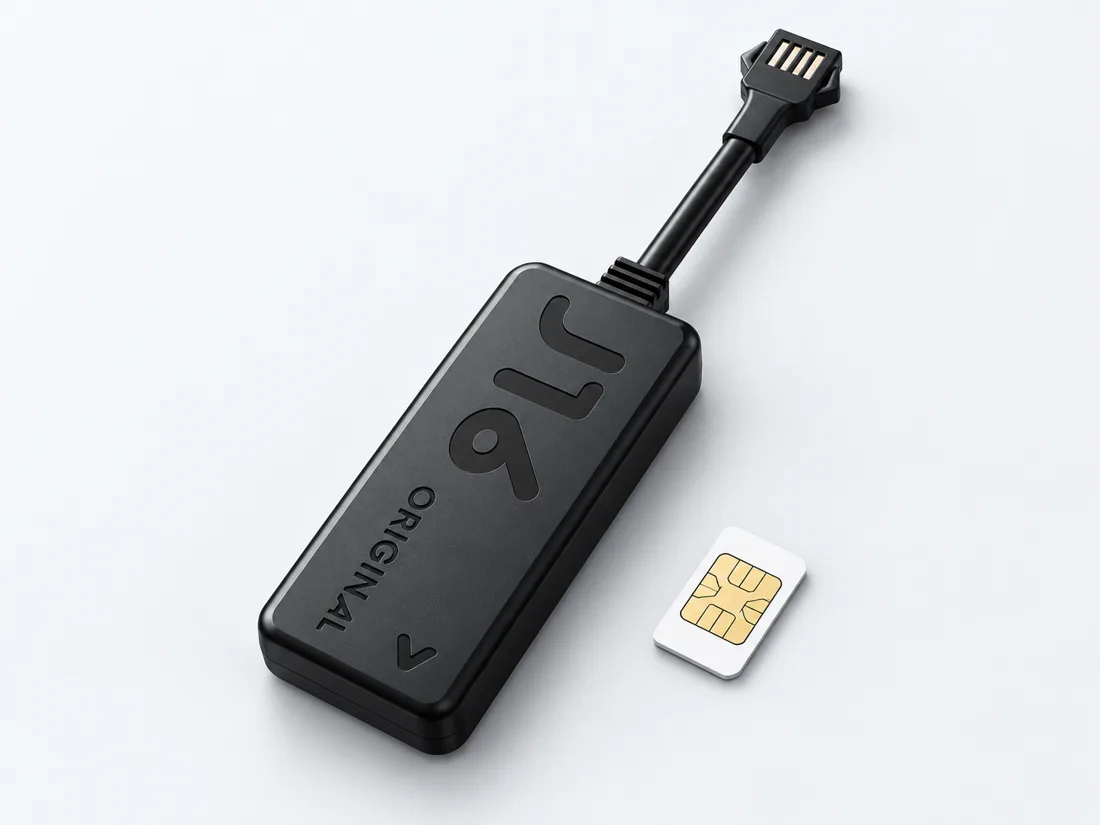Rastreador veicular preto, com cabo e conector, ao lado de um chip de dados